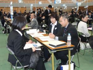 若者たちの就職面接会の写真