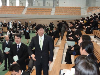 若者たちの就職面接会の写真