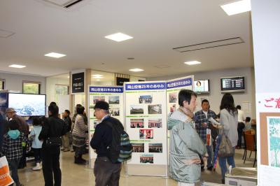 空港25周年記念行事で写真展などを開催する様子