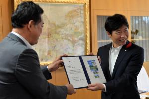 ふるさと切手「地方自治法施行60周年記念シリーズ 岡山県」贈呈式1