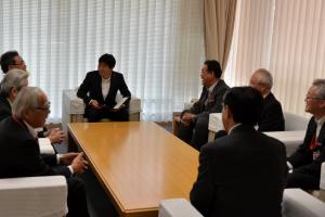 ふるさと切手「地方自治法施行60周年記念シリーズ 岡山県」贈呈式2
