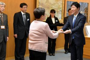 三木記念事業への寄附金贈呈式1