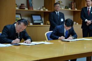 岡山県内企業の海外事業展開支援に関する協定締結式2