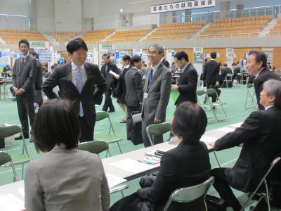 若者たちの就職面接会の写真