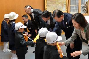 交通安全用品贈呈式（（株）トマト銀行交通安全協力会）２