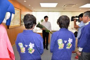 新庄村「りんどう・ひめのもち」産地ＰＲのための表敬訪問１