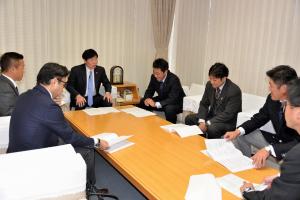 ”ちいさな企業”おかやま経済活性化会議提言書受取2