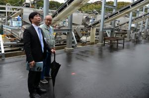 知事と一緒に生き活きトーク(頭島地区カキ加工処理施設視察)1