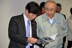 知事と一緒に生き活きトーク(頭島地区カキ加工処理施設視察)3