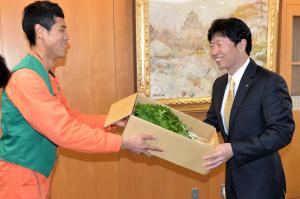 岡山市「黄ニラ・パクチー」PRのための表敬訪問1