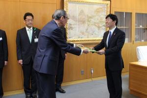 瀬戸内海放送からの交通安全用品等贈呈式