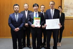 瀬戸内海放送からの交通安全用品等贈呈式