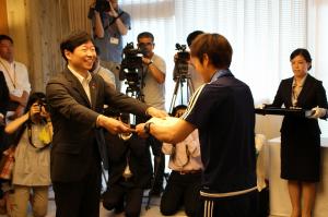 岡山湯郷Belle福元選手・宮間選手表敬訪問及び岡山県スポーツ特別顕賞授与式