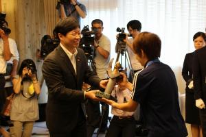 岡山湯郷Belle福元選手・宮間選手表敬訪問及び岡山県スポーツ特別顕賞授与式