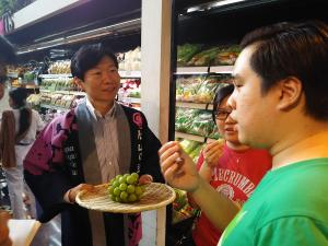 現地高級スーパーでの県産農産物PR
