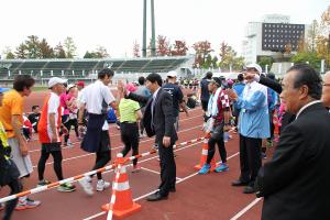 おかやまマラソン〔ランナー出迎え〕