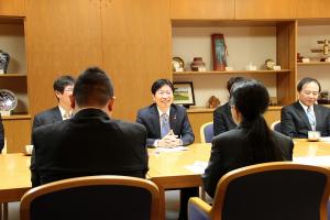 職員知事表彰式〔被表彰者との懇談〕