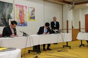 岡山・鳥取両県知事会議〔あいサポート運動協定締結式〕