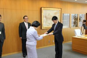 岡山県人権政策審議会からの答申書交付式