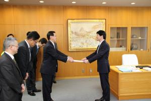「黄色いワッペン」贈呈式〔みずほ銀行、損害保険ジャパン日本興亜、明治安田生命、第一生命〕