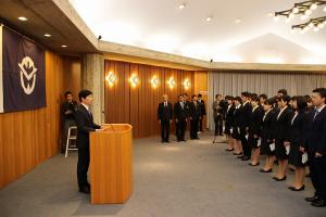 新規採用職員への辞令交付・訓示