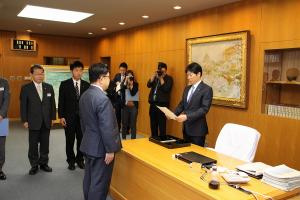 辞令交付〔森本登志男特命参与（情報発信担当）〕