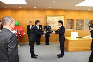 交通安全用品等贈呈式〔トマト銀行〕