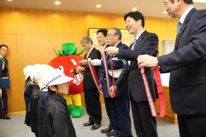 交通安全用品等贈呈式〔トマト銀行〕