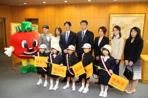 交通安全用品等贈呈式〔トマト銀行〕