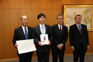 交通遺児就学援助資金贈呈式〔一般社団法人岡山県指定自動車教習所協会〕