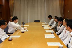ひとり1改善運動表彰式〔被表彰者との懇談〕
