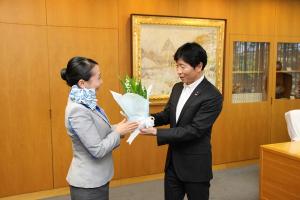 全日本空輸株式会社による「しあわせの花すずらん」贈呈式