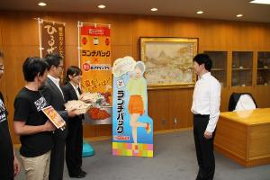 ひるぜん焼そば風ランチパック（山崎製パン）全国販売PR表敬訪問