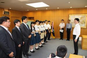 全国中学・高校ディベート選手権中学の部優勝校（岡山白陵中学校）表敬訪問