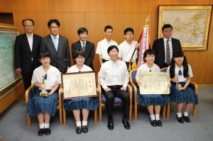 全国中学・高校ディベート選手権中学の部優勝校（岡山白陵中学校）表敬訪問