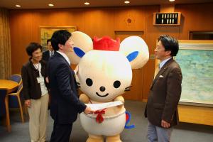 「子育て王国そうじゃ」イメージキャラクターチュッピー表敬訪問