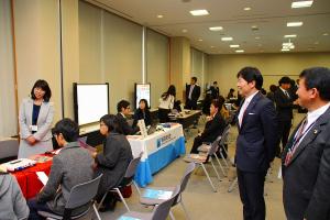 学生と企業のための男女共同参画シンポジウム〔出展企業ブース視察〕