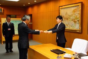 辞令交付〔佐藤公営企業管理者〕