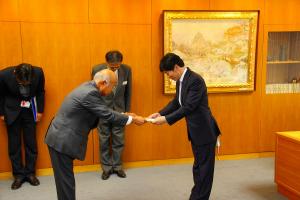 岡山県愛とふれあいの基金に対する寄附金贈呈式〔岡山県民共済生活協同組合〕