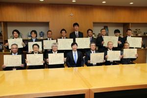 職員知事表彰式〔被表彰者との記念撮影〕