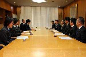 職員知事表彰式〔被表彰者との懇談〕