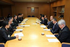 職員知事表彰式〔被表彰者との懇談〕