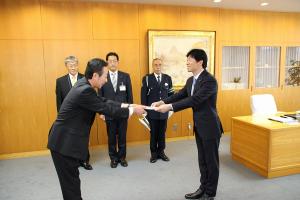 交通安全啓発資材整備費贈呈式〔中国銀行〕