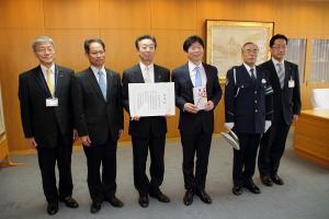 交通安全啓発資材整備費贈呈式〔中国銀行〕