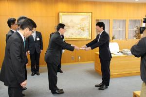「黄色いワッペン」贈呈式〔みずほ銀行、損保ジャパン日本興亜、明治安田生命、第一生命〕
