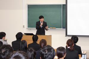 岡山県職員等採用説明会で知事があいさつをしている写真