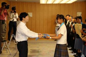 インターハイ優勝校・選手（創志学園高等学校女子ソフトボール部・岡山学芸館高等学校テニス部　平田　歩さん）表敬訪問