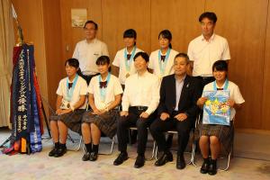 インターハイ優勝校・選手（創志学園高等学校女子ソフトボール部・岡山学芸館高等学校テニス部　平田　歩さん）表敬訪問