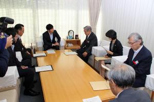 岡山県人事委員会勧告の受取