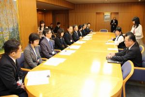 ひとり1改善運動知事表彰式〔被表彰者との懇談〕